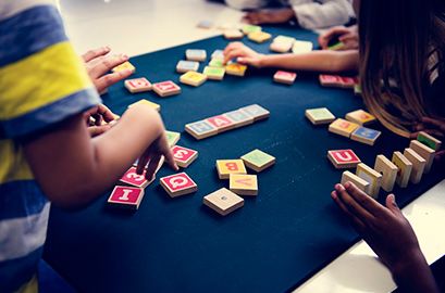 Niños jugando con letras